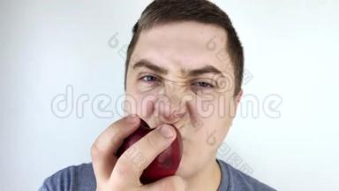 一个人咬了一个苹果，血从他的牙龈里出来。 牙龈出血，牙龈炎症状，牙周炎及牙周病..